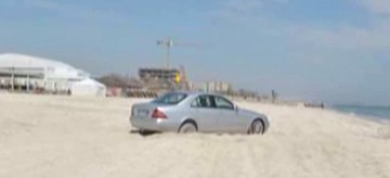 Doi şoferi au intrat cu maşinile pe plajă